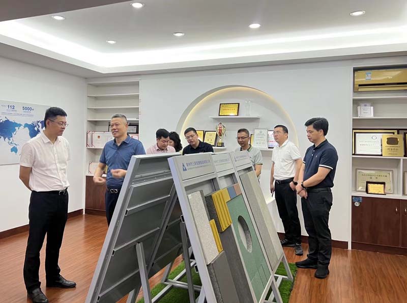 南安市市長王連贊率領(lǐng)市領(lǐng)導(dǎo)班子一行蒞臨三聯(lián)機(jī)械，對《專精特新》榮譽(yù)表示充分肯定